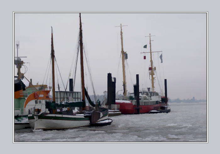 Schiffe auf vereister Elbe